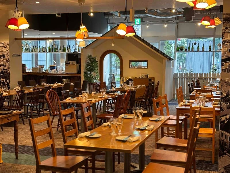 店内奥、半個室から見たイメージ　予定よりも多くなってしまっても安心！70名様着席利用可能