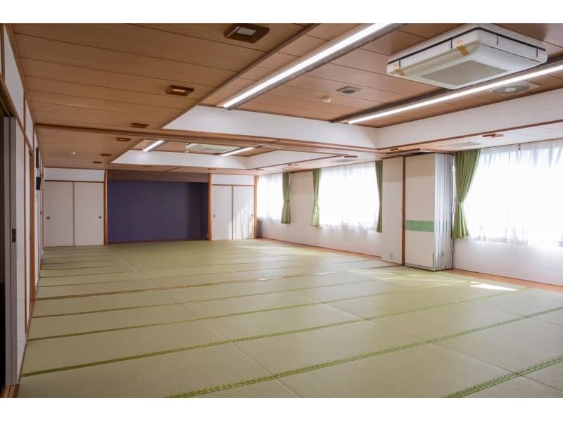 小・中宴会場「しおさい」
和室68畳で最大50名までのご宴席が可能です。2分割して小宴会場にすることもできます。