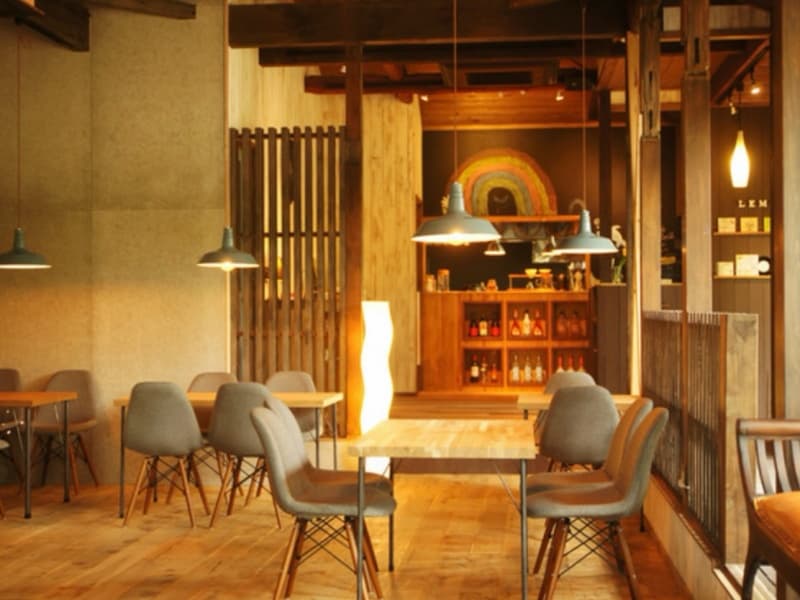 お洒落で歴史を感じる店内
47席(屋内27席 / ウッドデッキ20席)
着席時 ：30人　立食時 ：40人