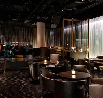 The BARではステージもご用意。
スピーチや余興場所として是非ご使用下さい。
ステージ上にはスポットライトも完備！