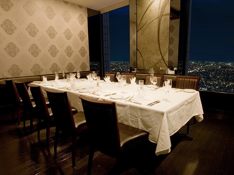 【オアフ】
面積：18㎡
着席：10名様

10名様まで対応可能なオアフは、飲み会や女子会など身近な親しい仲間でワイワイ盛り上がるのに最適です。


