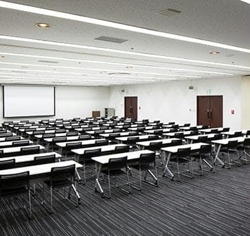 サファイアをセパレートした会場です。200名様規模の会議、試験会場や展示会などにもご利用頂ける会場です。