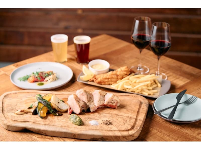 季節に合わせた料理はもちろんですが、
クラフトビールに合うフッシュアンドチップスや、薪焼きグリルのメニューも豊富に揃えています。