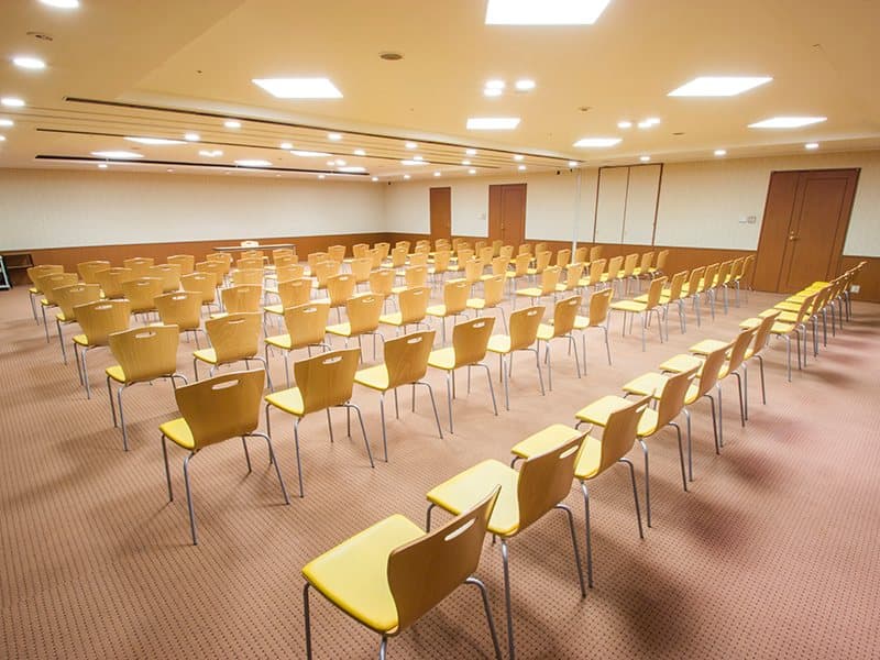 会議･セミナー・研修・説明会に出席されるお客様への利便性はもちろん、イベントや展示会等において、抜群の集客力を兼ねそろえており、用途に合わせて選べる21～176㎡の大小7会場をご用意。
