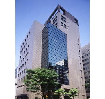 東京メトロ銀座線、丸ノ内線、日比谷線の「銀座駅」より徒歩２分の好立地に位置しています。
