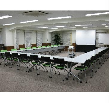 高級感のある落ち着いた雰囲気で人気の会議室です。
会社説明会、講演会、役員会議などに適した会議室です。