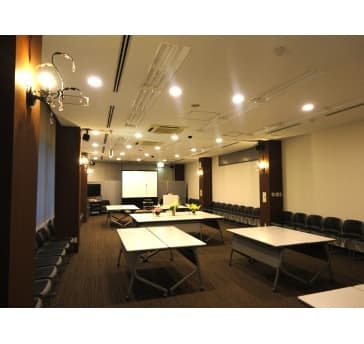パーティー利用時のイメージ。レイアウト変更はご予約時間内にお客様にてご変更をお願いいたします。レストランや居酒屋の大部屋には入りきらない人数で、カジュアルにパーティーを開催されたい場合に適しております。