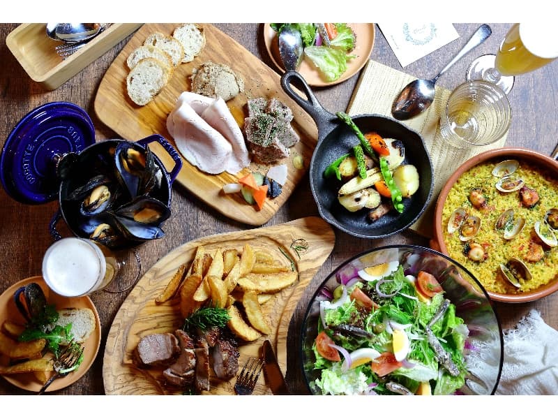 食事は地産地消の食材を使用した、フレンチベース。お好みでビュッフェでもコースでもご用意いたします。