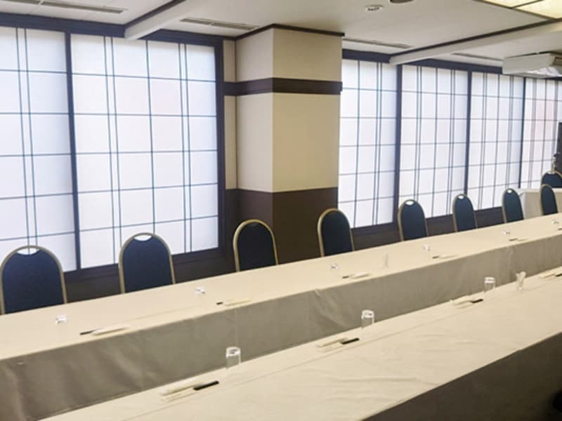 【小宴会場】樅（もみ）
洋式・和式の両方に対応可能な小宴会場です。
洋式は着席円卓35名・立食60名、和式は銘々膳40名・座敷テーブル50名まで対応。