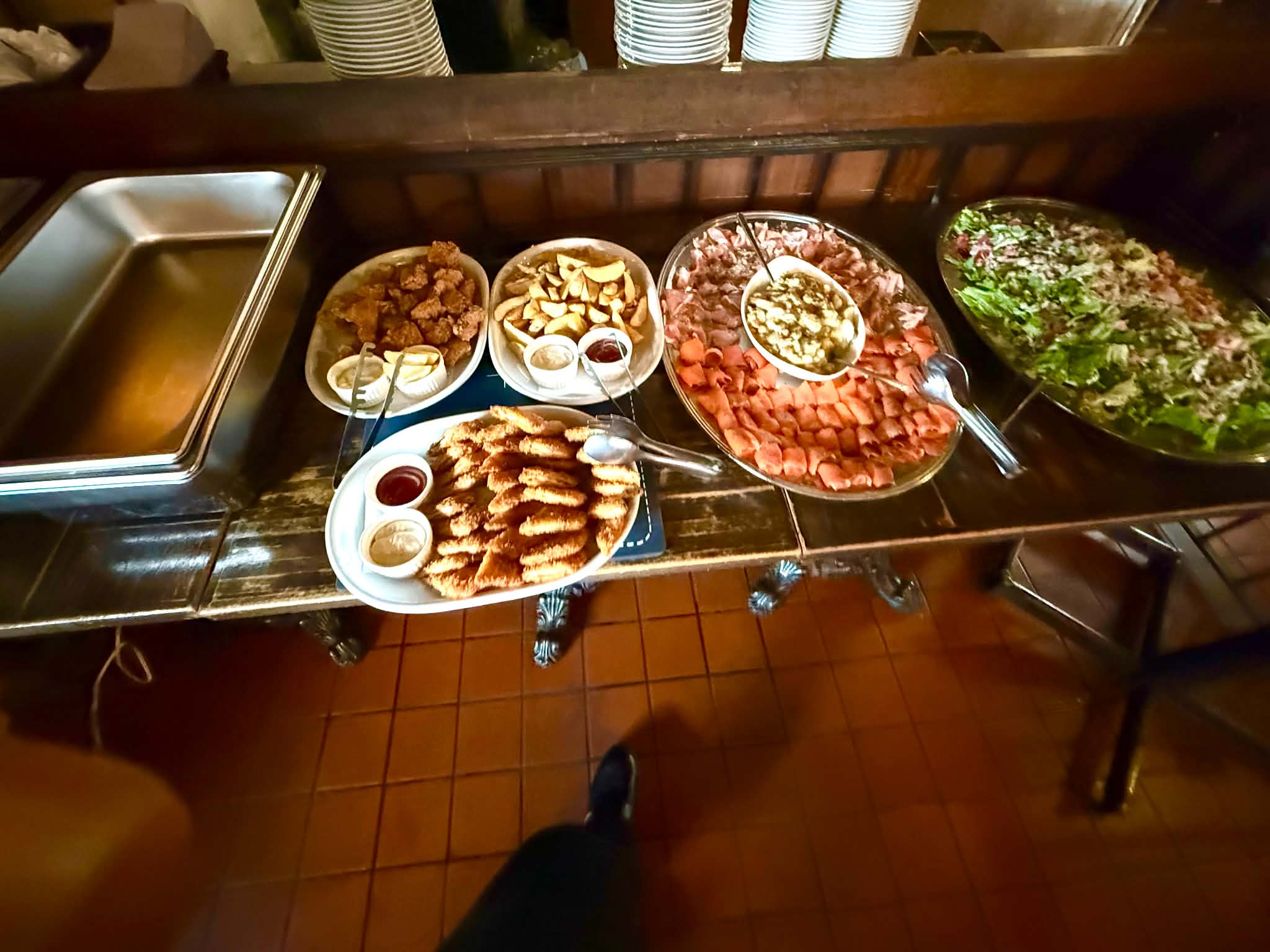 チキンやポテト、生ハムにサラダまで並ぶビュッフェコーナー。彩り豊かな前菜が食欲をそそります。