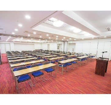 当会場の中で最も広い235㎡の会場になります。最大シアター型で２４０名収容可能です。

お客様の用途に合わせてレイアウトさせていただきます。

「会議・研修・セミナー・展示会・パーティー等」、様々なニーズに合わせてご利用いただけます。