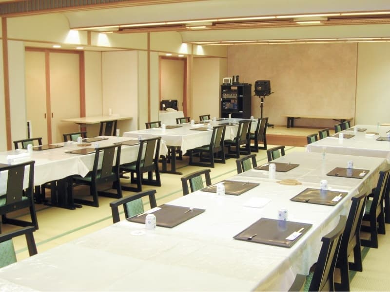 「宴会場しおさい」
お食事や会議でご利用できる会場です。最大で70名の収容可能です。
宴会、お食事等でのご利用には会場費は無料となります。
四季を彩る会席料理が一年中お楽しみいただけます。