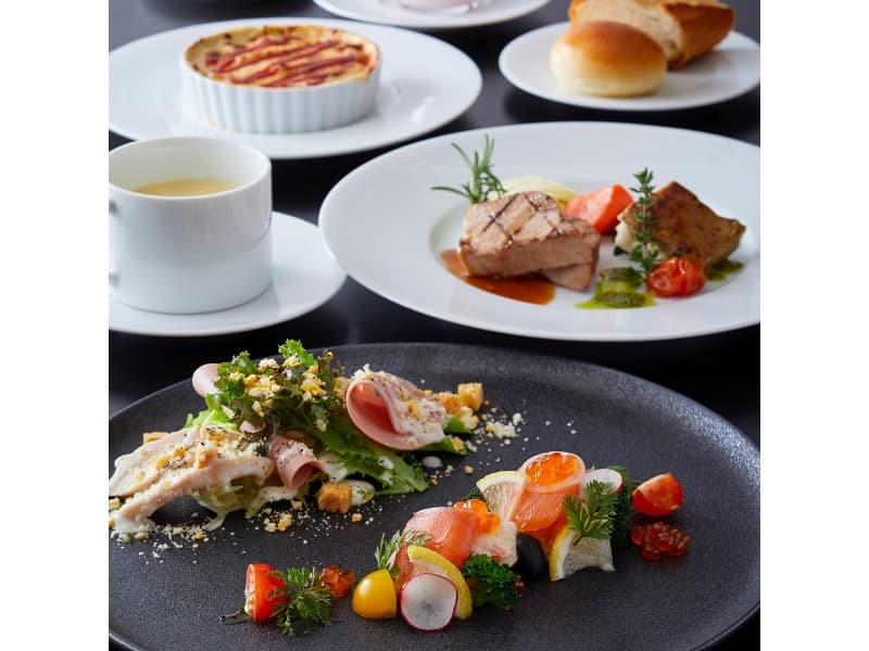 ■洋食セットスタイル①
コース料理のボリューム感はそのままに、大きいお皿に複数の料理を盛り付けてサービス回数を制限。ホテルスタッフとお客様との接触機会を出来る限り減らす工夫をした食事スタイルです。（新型コロナ感染症対策）