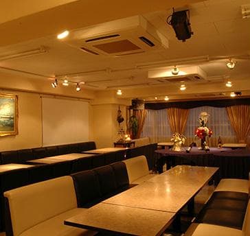 【着席ビュッフェ形式】お好きな席に対面式にお座り頂き、ビュッフェコーナーに料理を取りに行きます。全員座れて移動も交流も自由☆
