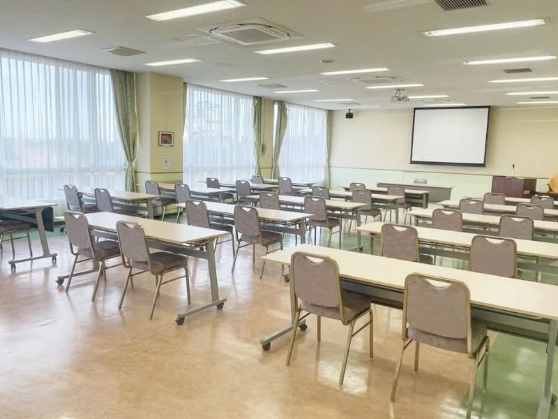 「しおかぜ」
スクール形式90名、ロの字形式40名、シアター形式120名、1本流し28名まで対応する会場です。ワイヤレスマイク、ホワイトボードを完備し、有料でプロジェクター、スクリーンもご利用いただけます。