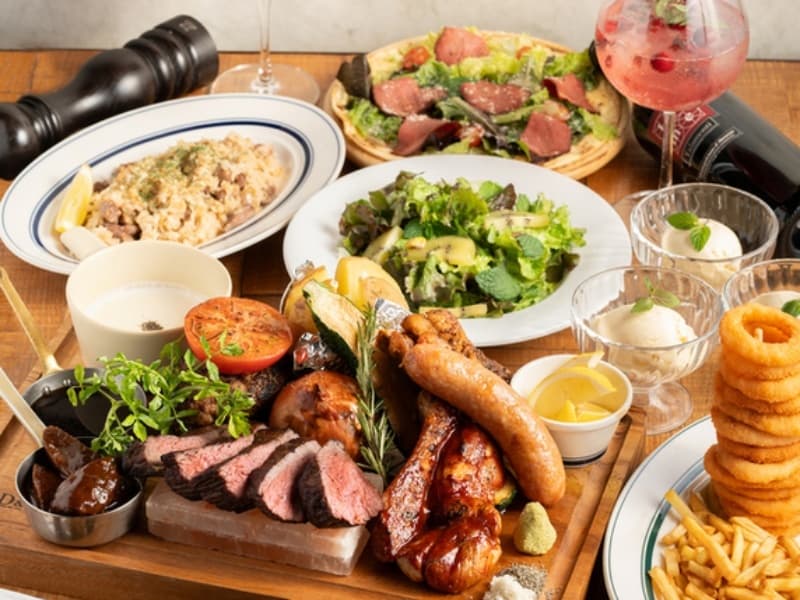 お肉好きにはたまらない、ステーキやソーセージなど豪華な肉料理の盛り合わせ