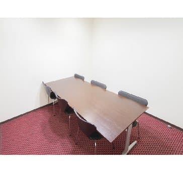 最大ロの字型で6名収容可能です。
当会場の中で一番小さな会場となっており、少人数での打ち合わせ・会議・控室の利用にオススメです。