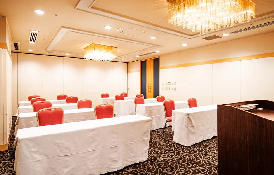 【さつき】50名までの会議や懇親会に最適な会場です。
 会議や懇親会をはじめ、さまざまな用途でご利用いただけます。
スクール：63席　シアター：106席　ロの字：54席