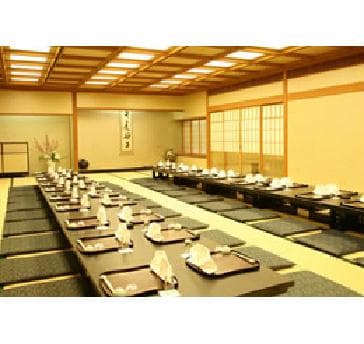 【うたげ】
面積：全室80㎡ 
正餐　全室28名（西側20名／東側8名）
※感染対策の為、間隔を十分確保した収容人数です
