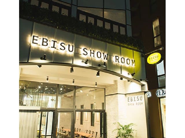 JR恵比寿駅西口を出て駒沢通り沿いに真っ直ぐに進むと、左手に当店が見えてきます。
駒沢通りを直進のみ！ゲストの皆様も迷わず来られて好アクセス！商店街を抜けると現れる白くお洒落な外観をすぐに見つけることができます！
