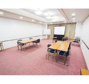 最大シアター型で８０名収容可能です。

お客様の用途に合わせてレイアウトさせていただきます。

「会議・研修・セミナー・展示会・パーティー等」、様々なニーズに合わせてご利用いただけます。