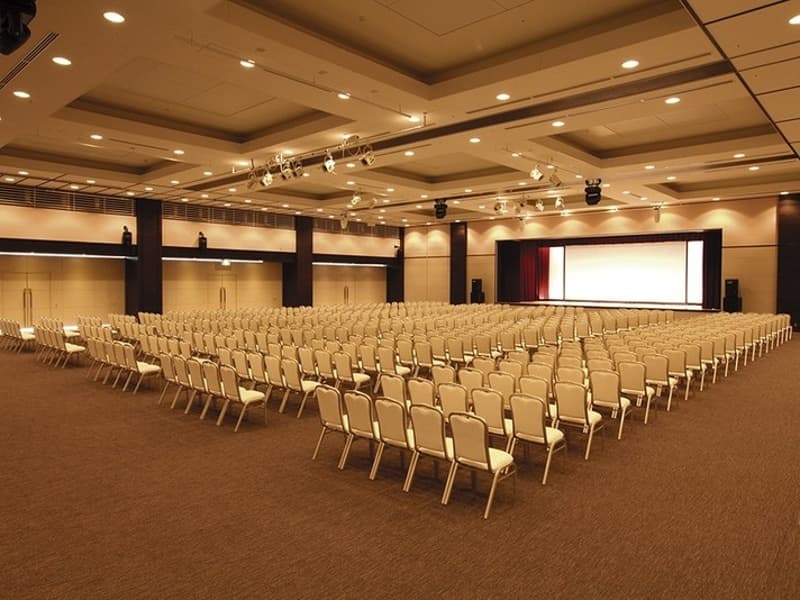 洋風デザインの格式高い大宴会場プレシャスホール。分割利用も可能で、用途や人数に応じた柔軟な空間づくりが可能です。
