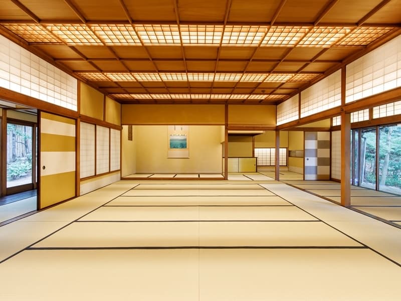 菊の間内観。御幸の間と同じく堀口捨己博士の設計。10名様以上36名様以内でのご案内。結婚式会場として人気が高い。
