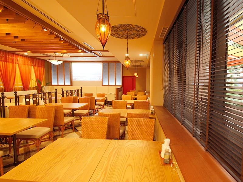 店内は落ち着いた色の照明でお洒落な空間を演出♪
パーティー利用に最適なフロアは使い方自由自在♪