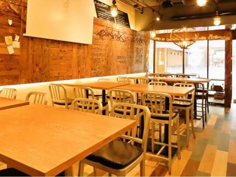 お料理をゆっくり楽しめるテーブル席。