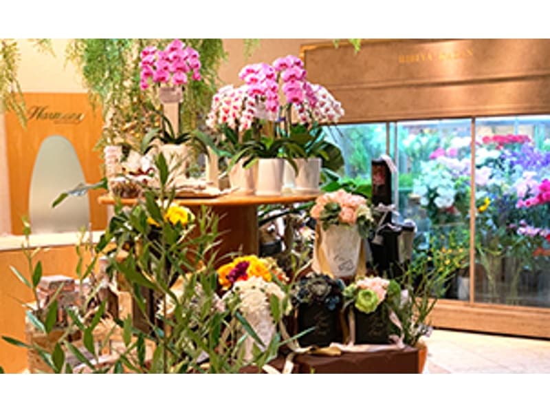 日比谷花壇ハーモニー（1階）各種ブーケの制作からセレモニーの花々にいたるまで、新鮮な花々でお客様らしさをいかしたアレンジをおつくり致します。