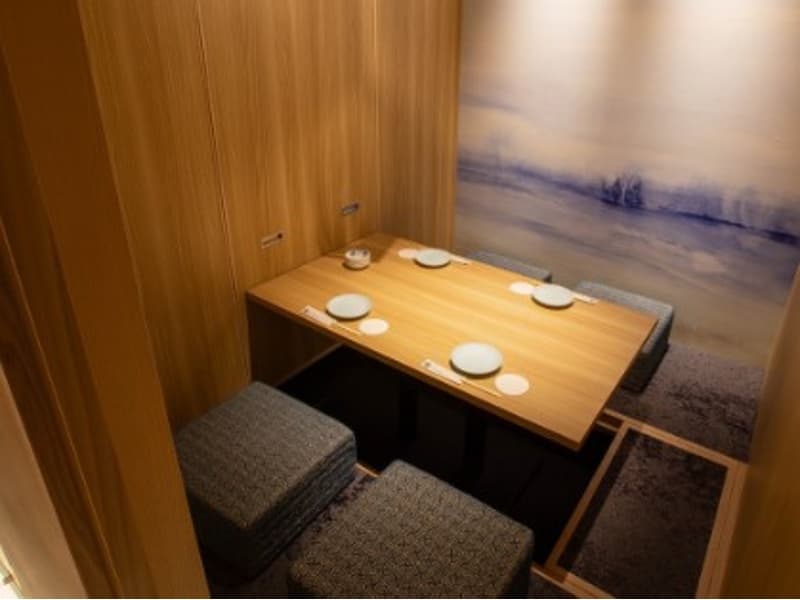 接待や会食に最適な4名様個室。