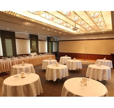 【朝顔＋椿】2部屋使用
100～180名まで収容可能
着席・シアター・立食・スクール・ロの字対応可能
※画像は朝顔を表示しております