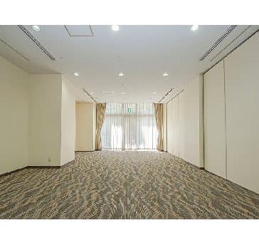 最大シアター型で５０名収容可能です。

お客様の用途に合わせてレイアウトさせていただきます。

「会議・研修・セミナー・展示会・パーティー等」様々なニーズに合わせてご利用いただけます。