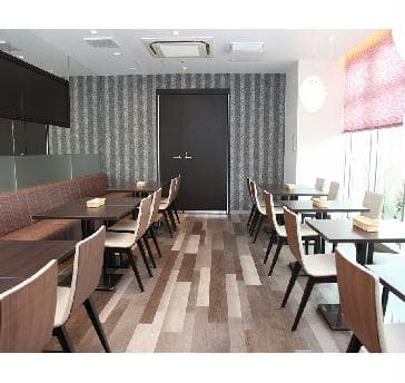 【レストラン店内】
コミュニティーホールは扉の奥にございます。
店内約40名様、コミュニティーホール約40名様、合計80名様ほどお入り頂けます。