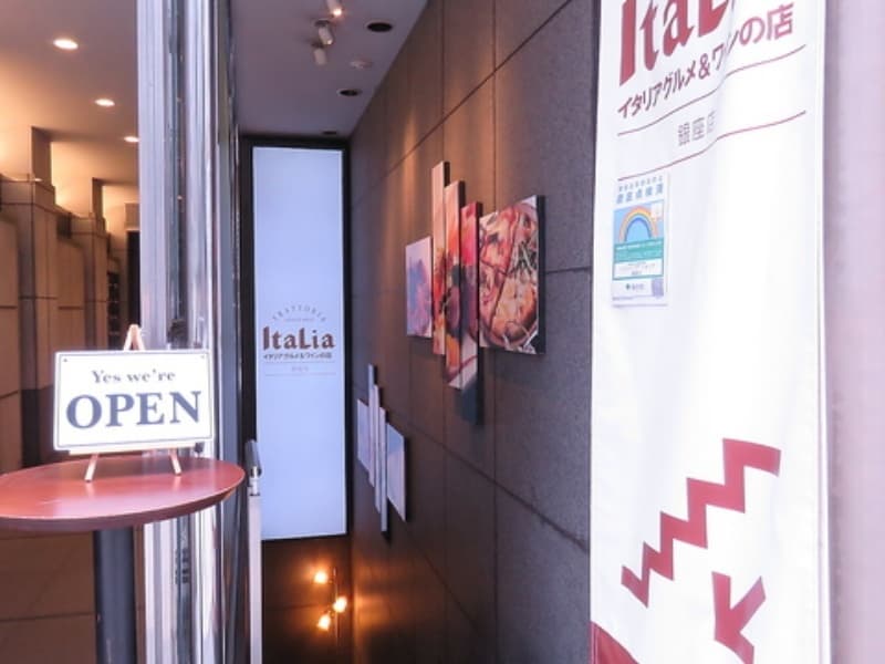 GINZASIXさん近く、銀座通り沿いの地下一階にお店はございます。お気をつけて階段をお降りくださいませ。