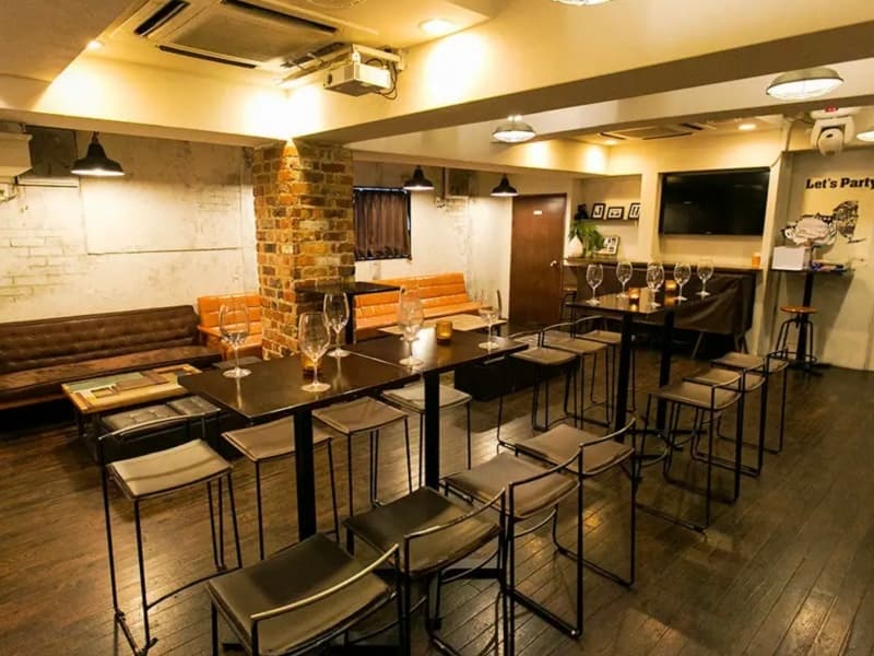 渋谷駅から徒歩1分！
パリを拠点に活動していたデザイナーが監修した、「海外ドラマに出てくる広いリビング」を思わせるおしゃれな空間で貸切パーティーを楽しめます。
平日は30名様、土日祝日は40名様から最大70名様まで利用可能です。