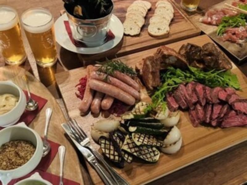 木のテーブルに並ぶ、彩り豊かなコース料理の数々
