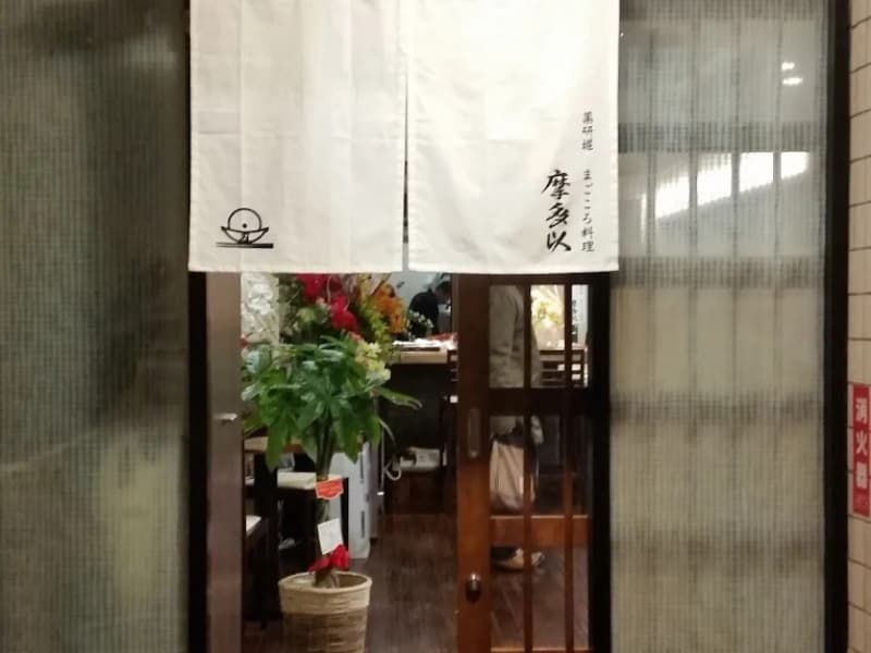 白い暖簾をくぐると、落ち着いた雰囲気の店内へ。都会の喧騒から離れ、まごころこもったおもてなしを。