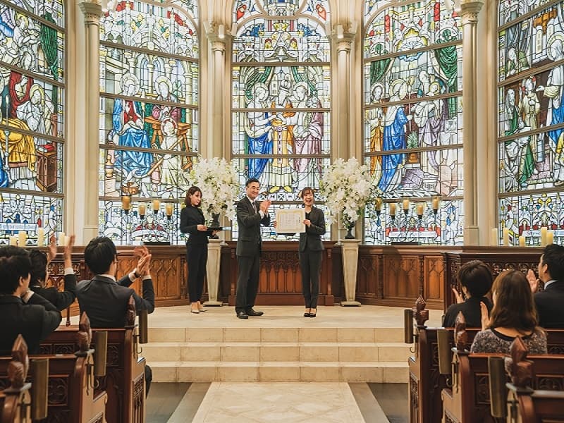 【チャペルの利用も可能】
普段は、結婚式の挙式に使用するチャペルも使用可能！
表彰式や内定式、入社式などさまざまシーンでご利用いただけます。
厳粛な雰囲気にはぴったりです。
式典の後の懇親会もアートグレイス大宮で承ります。