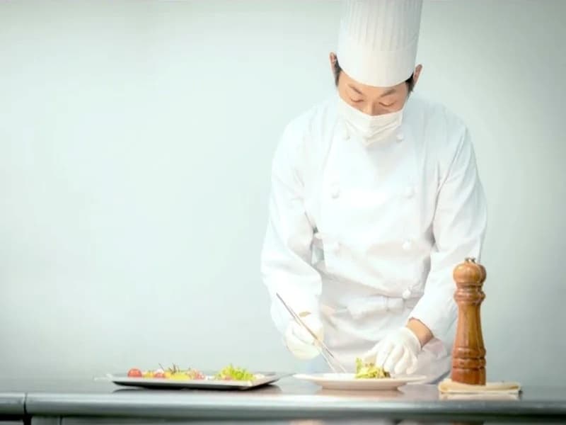 【感染防止対策⑤】
お料理･お飲物をご提供する際は、マスクと手袋を着用いたします。また、当面はコーススタイルで、極力生ものでのご提供はさけ火を通した食事を使用いたします。お酌、グラスやお猪口のまわし飲みを避けるためお飲み物はスタッフがサーブいたします。