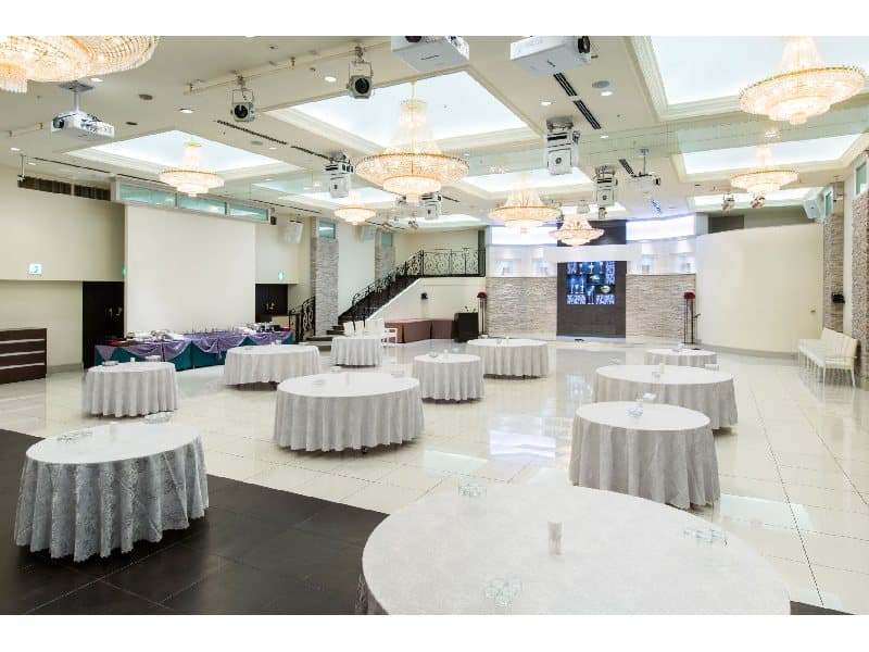 【大宴会場　フィガロ】
華やかな演出からムービングプロジェクターを駆使した光と映像と音の演出等、目的に合わせて空間をお楽しみいただけます。大規模なイベントにお勧めです。