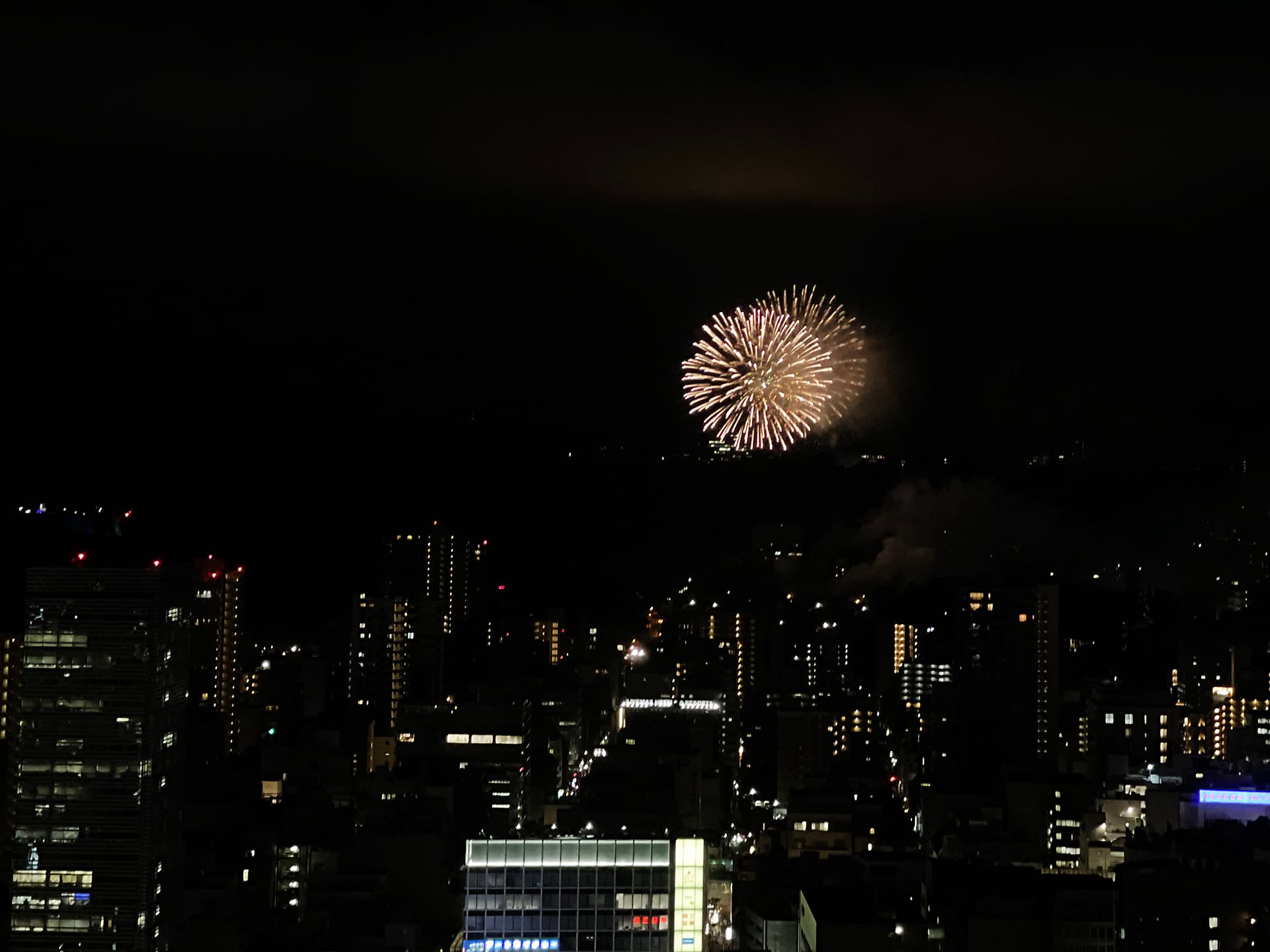 カンファレンスルーム30Cからの眺望。仙台七夕花火をバックに懇親会も可能。