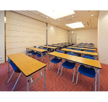 最大シアター型で５０名収容可能です。

お客様の用途に合わせてレイアウトさせていただきます。

「会議・研修・セミナー・展示会・パーティー等」様々なニーズに合わせてご利用いただけます。