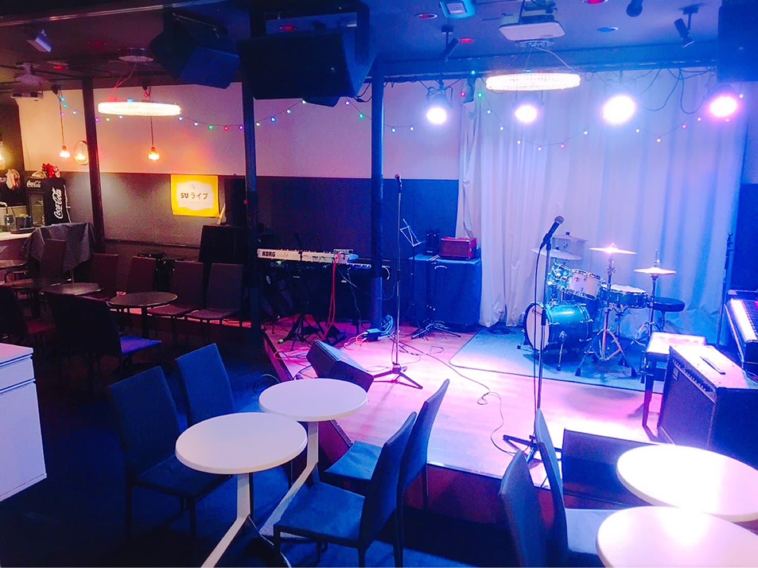 ステージで生演奏、カラオケが可能です！
