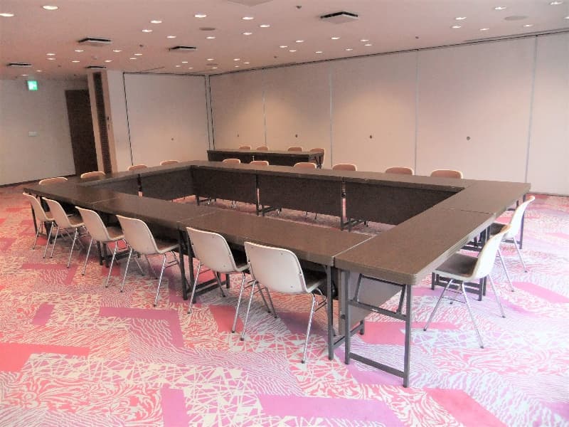 ■桜の間（６階）

少人数の会合や食事場所、控室によく利用されます。
白鳳の間とつなげてのご利用も可能です。
食事会の場所としてもご利用いただけます。