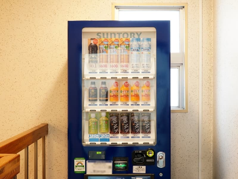 同フロア内に自動販売機がございます。