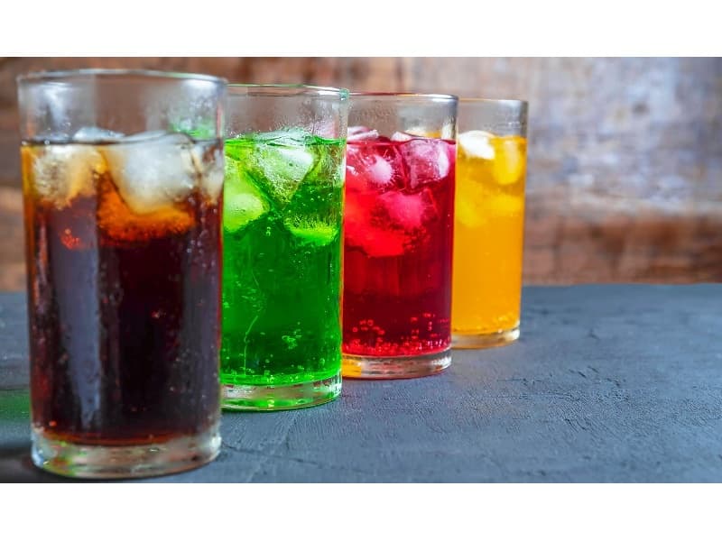 プランに含まれる飲み放題はノンアルコールカクテル、アイスコーヒーやソフトドリンクも豊富なラインナップ。
