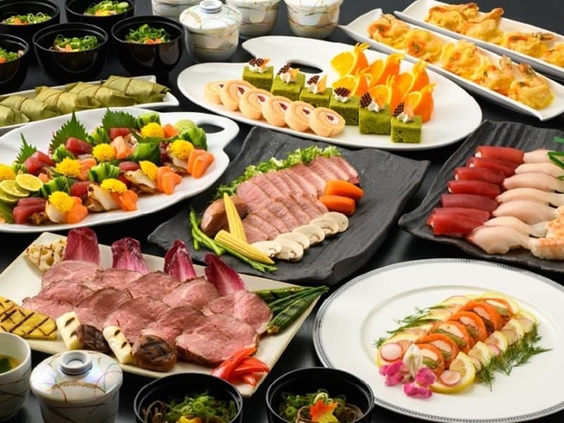 同窓会や各種懇親会、忘年会・新年会・歓迎会・送別会・納涼会・結納・法要など様々なシーンにご対応可能です。 お食事もビュッフェからコースまでお客様のご要望に応じてご用意します。

