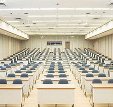 各種研修はもちろん、会議、セミナー、ゼミ合宿、短期集中講座など、さまざまな用途や行事に対応可能な大型施設です。