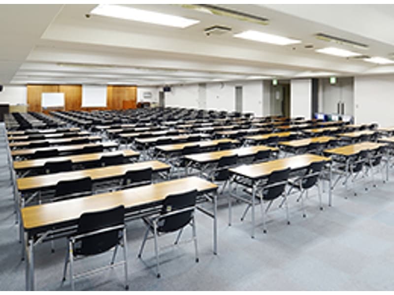 ■１号会議室（地下１階）

着席で２４０名まで収容できる広い会議室です。大規模な説明会やセミナー・社内研修、試験会場によく利用されています。